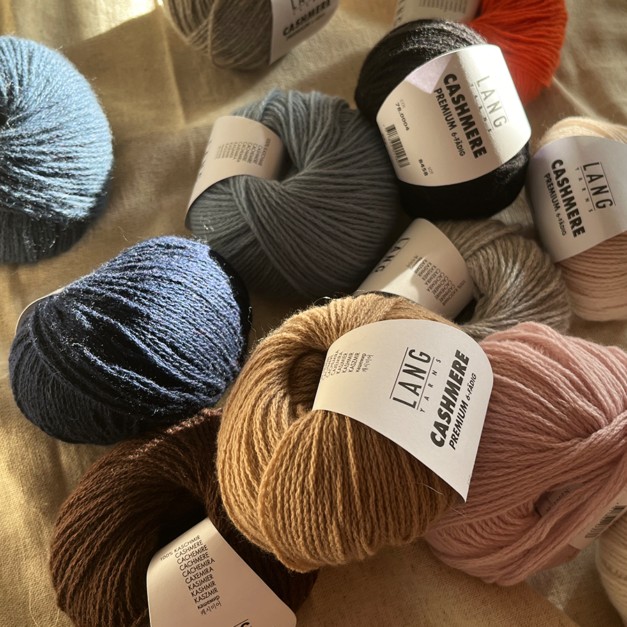 Cashmere Premium fra Lang Yarn - den ultimative garnoplevelse til strikkeentusiaster. Vores cashmeregarn fra Lang Yarn er lavet af den fineste kvalitet af cashmerefibre, og er både blødt og slidstærkt. Vores sortiment af farver giver dig mulighed for at skabe en række smukke og luksuriøse strikkeprojekter. Køb Cashmere Premium i dag og oplev den ultimative komfort og elegance, som kun cashmeregarn kan give.